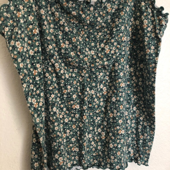 SOLD💕American eagle floral lettuce tank top - Picture 2 of 4